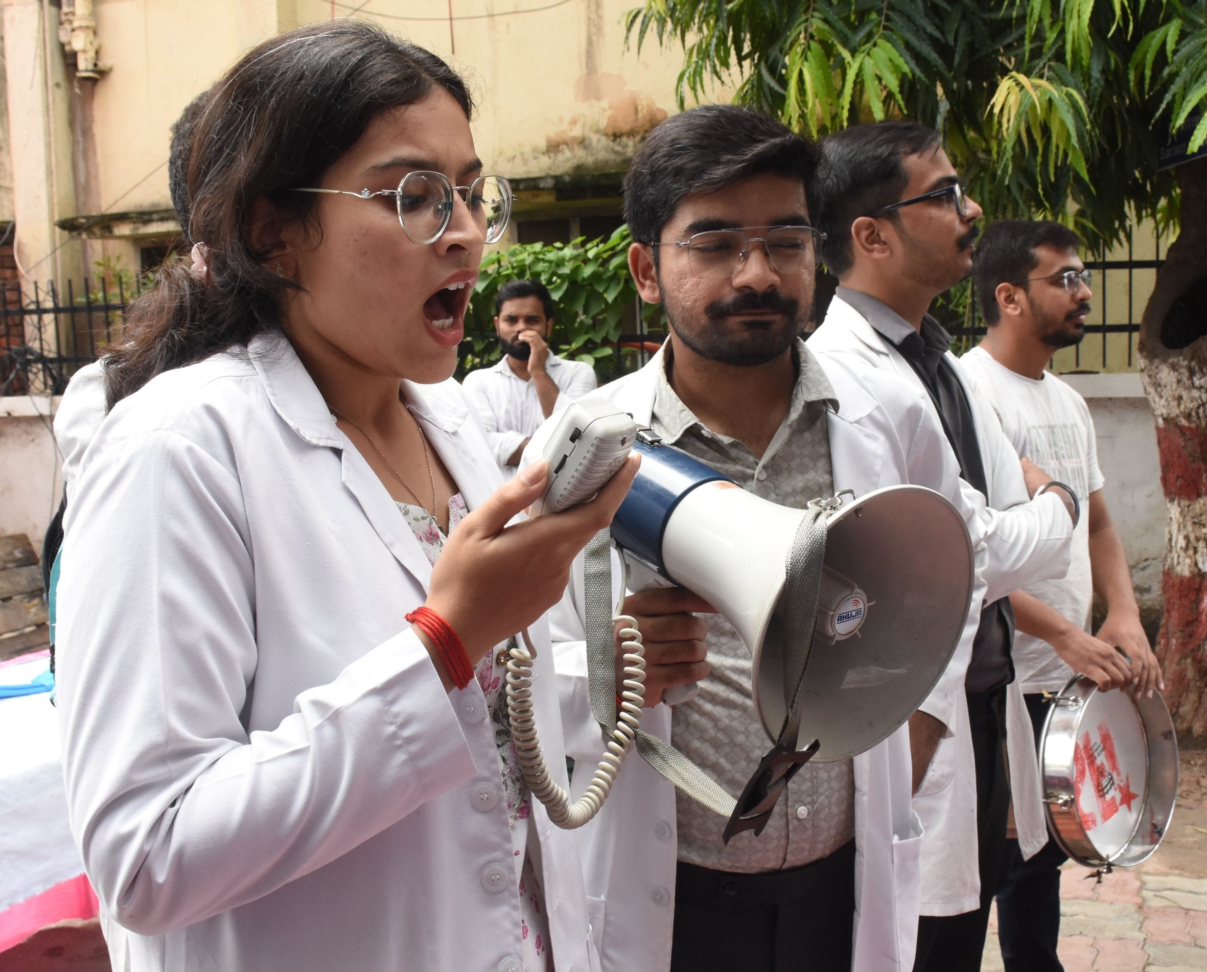 प्रदर्शन करते इंटर्न। प्रदर्शन करते इंटर्न।