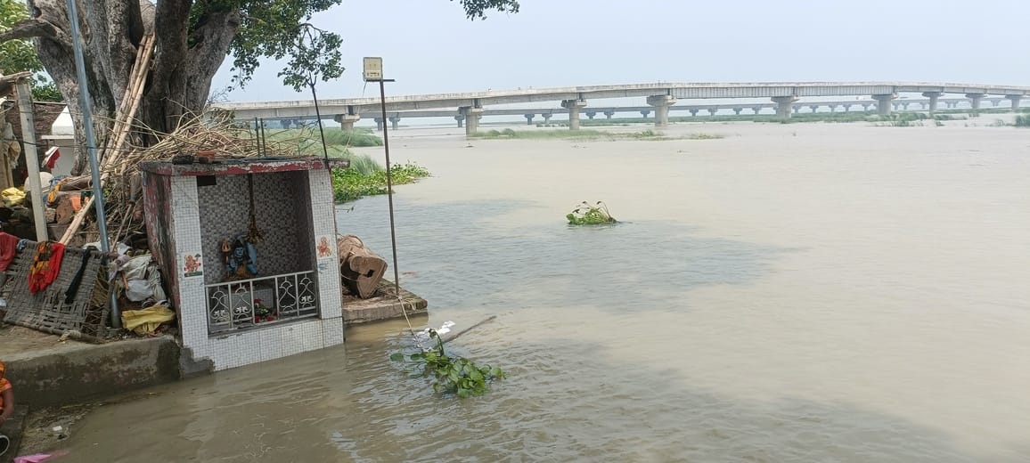 राजेसुल्तानपुर क्षेत्र में आराजी देवारा के प्रसाद कर्मी का पूरा मार्ग पर भरे पानी के बीच आवागमन
