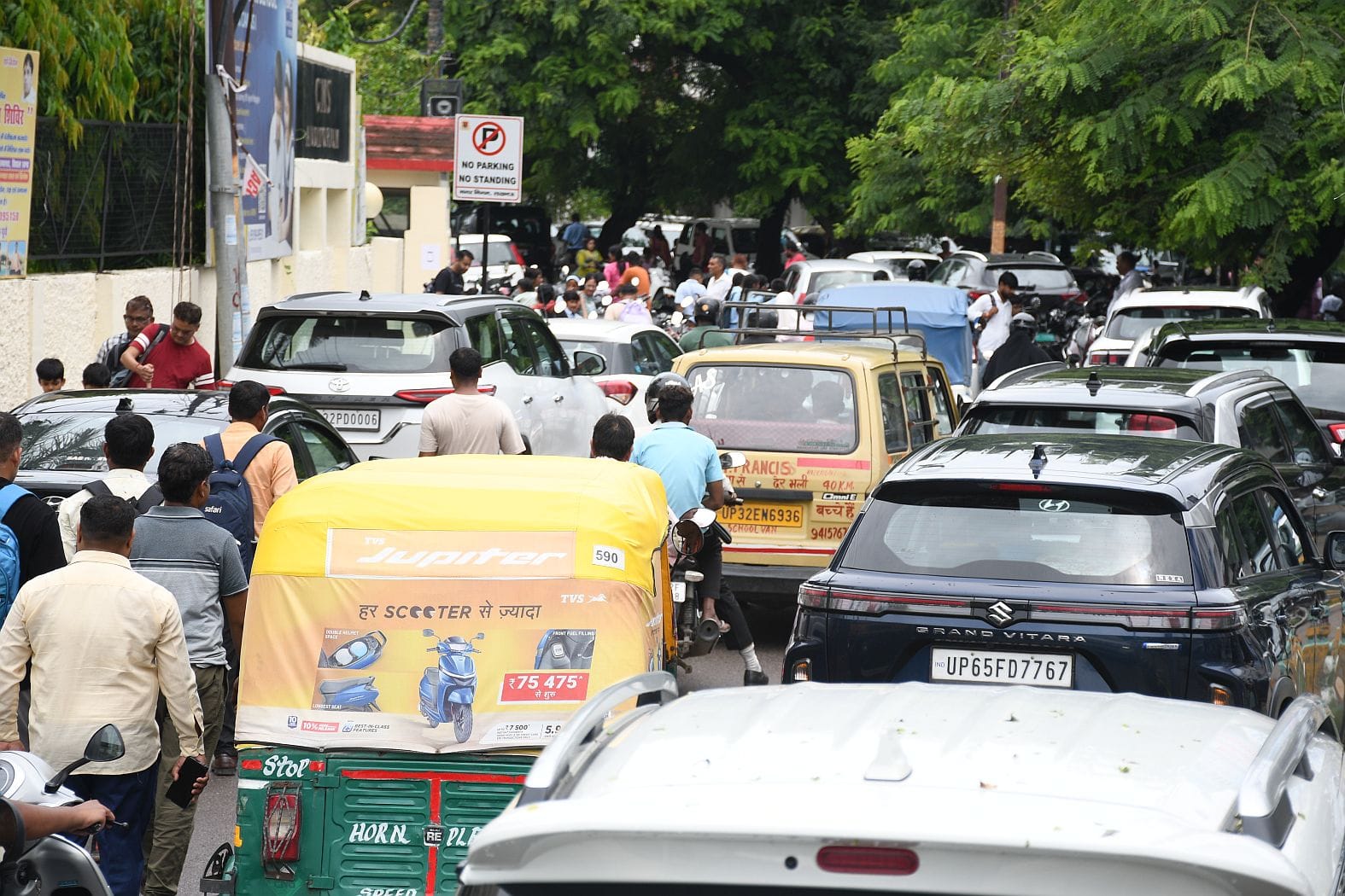 स्कूलों के बाहर लगा जाम। स्कूलों के बाहर लगा जाम।