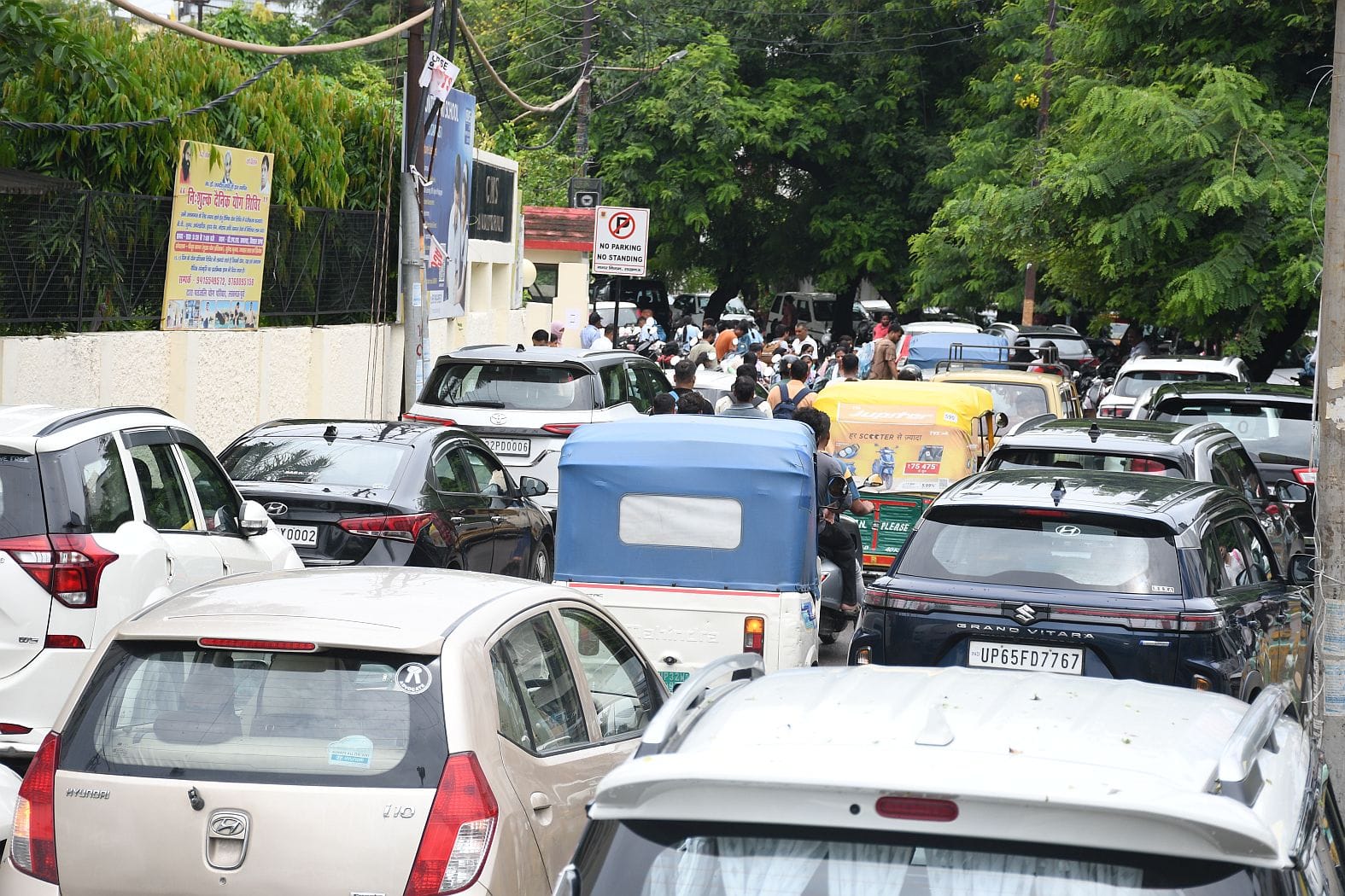 स्कूलों के बाहर लगा जाम। स्कूलों के बाहर लगा जाम।