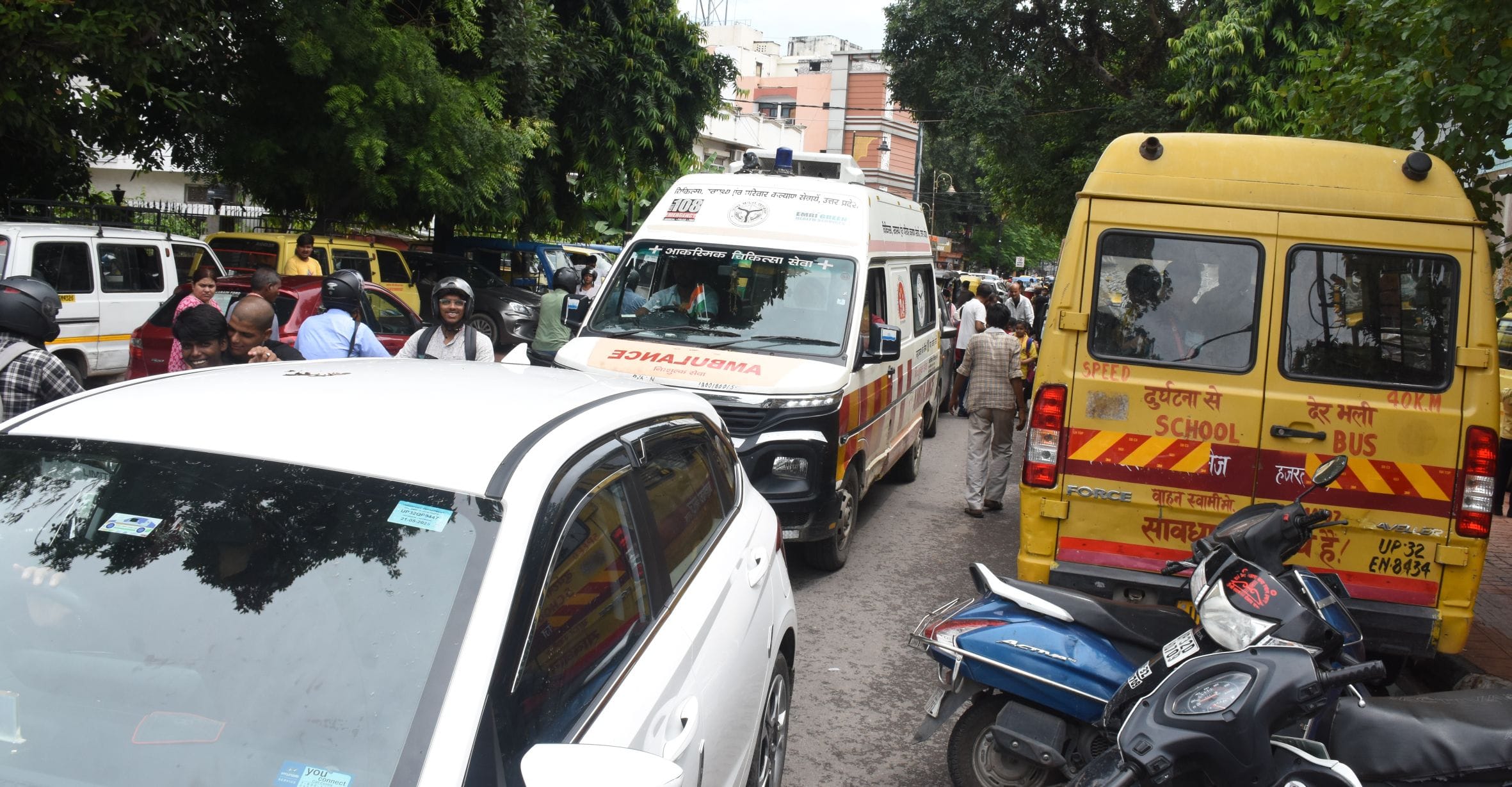 स्कूलों के बाहर लगा जाम। स्कूलों के बाहर लगा जाम।
