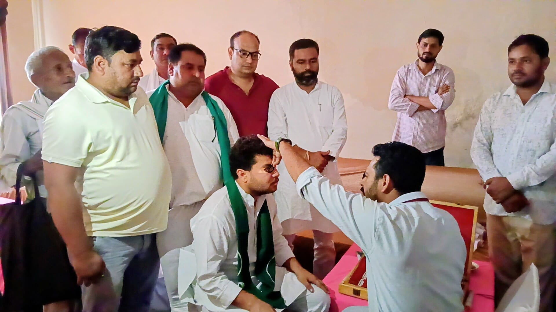 सांसद चंदन चौहान के जन्म दिवस पर आयोजित निशुल्क नेत्र चिकित्सा शिविर का फीता काटकर शुभारंभ करते