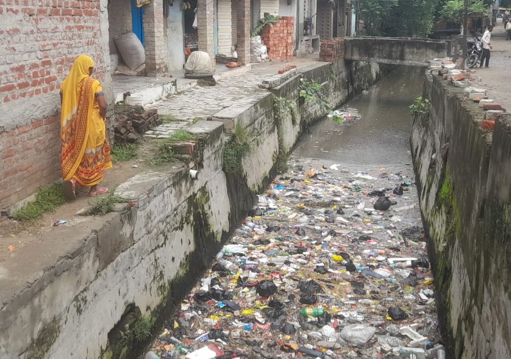 स्टेशन रोड पर रोडवेज बस अड्डे से आगे रोड पर गहरा गड्ढा देखकर निकलता बच्चा। संवाद स्टेशन रोड पर रोडवेज बस अड्डे से आगे रोड पर गहरा गड्ढा देखकर निकलता बच्चा। संवाद