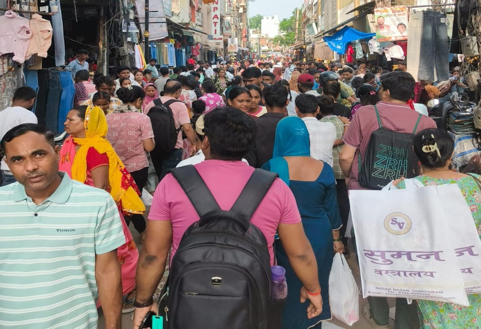 सदर बाजार में राखी खरीदती हुई महिलाए। संवाद