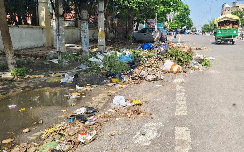 शहर के माता गेट पर लगा कचरे का अंबार। सोशल मीडिया शहर के माता गेट पर लगा कचरे का अंबार। सोशल मीडिया