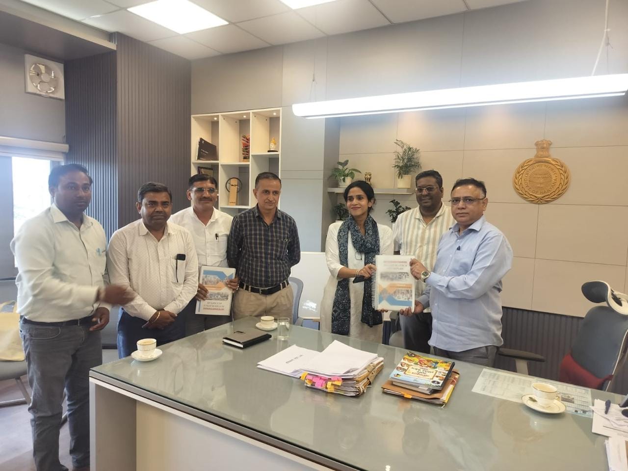 शिक्षा विभाग के प्रधान सचिव को पुस्तक भेंट करते हुए डीसी अपराजिता व शिक्षा विभाग के अधिकारी। शिक्षा विभाग के प्रधान सचिव को पुस्तक भेंट करते हुए डीसी अपराजिता व शिक्षा विभाग के अधिकारी।