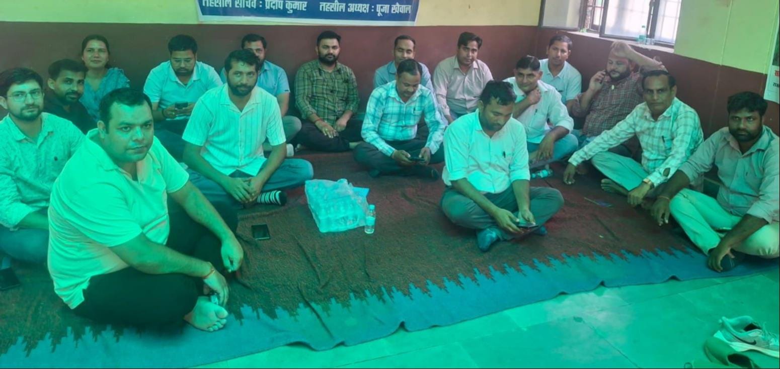 शमली तहसील पर धरना देते लेखपाल ,
