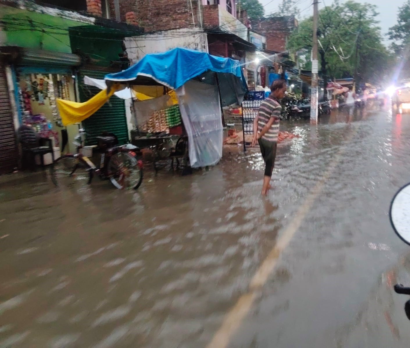 शनिवार शाम को हुई बारिश के बाद अकबरपुर नगरपालिका के गांधीनगर वार्ड की गली में भरा पानी। संवाद शनिवार शाम को हुई बारिश के बाद अकबरपुर नगरपालिका के गांधीनगर वार्ड की गली में भरा पानी। संवाद
