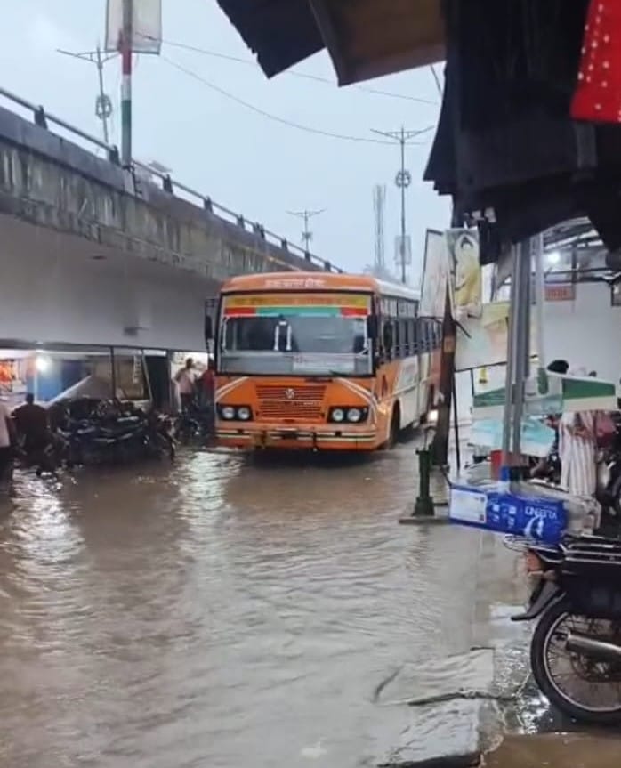 शनिवार शाम को हुई बारिश के बाद अकबरपुर नगरपालिका के गांधीनगर वार्ड की गली में भरा पानी। संवाद शनिवार शाम को हुई बारिश के बाद अकबरपुर नगरपालिका के गांधीनगर वार्ड की गली में भरा पानी। संवाद