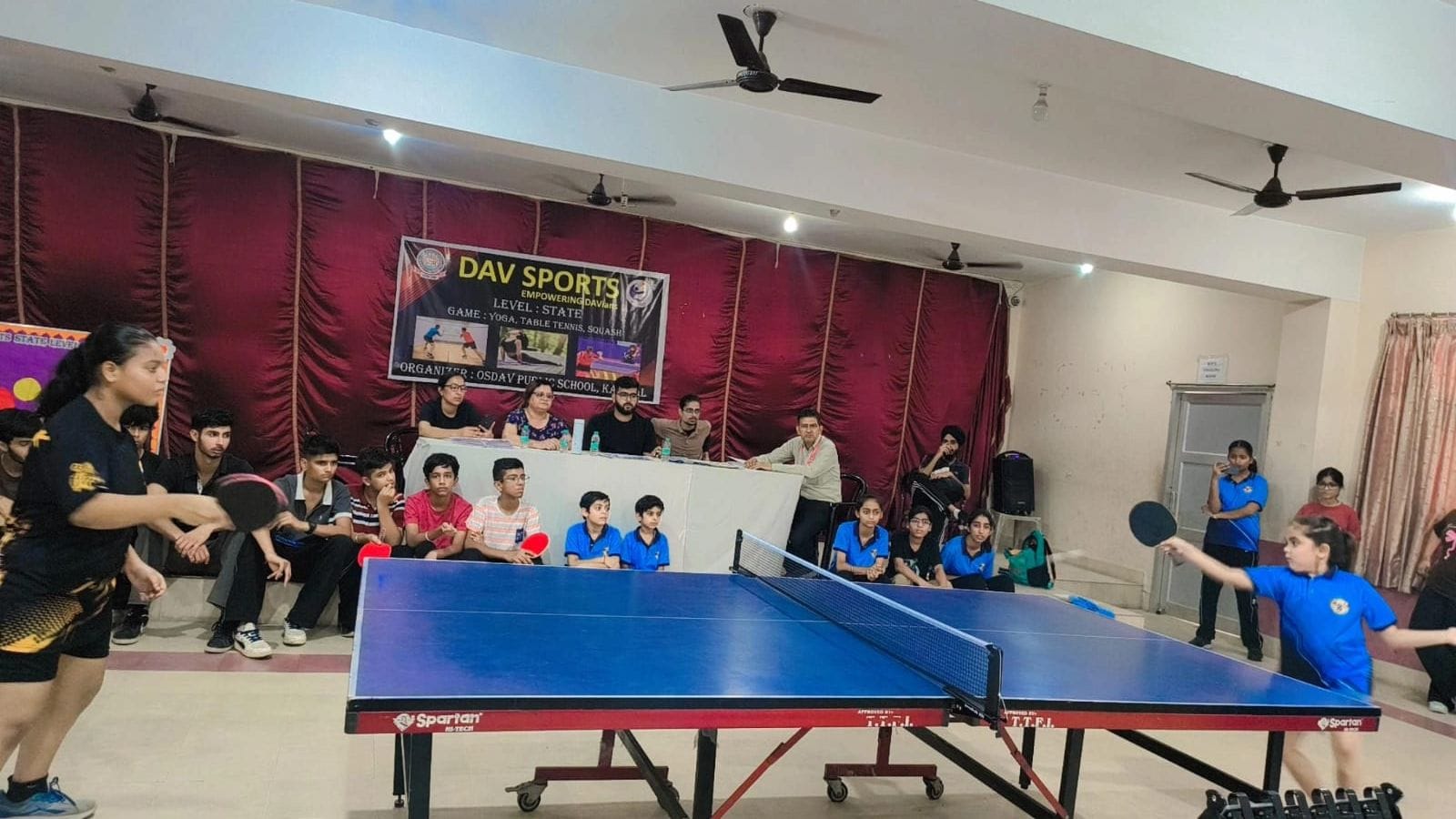टेबल टेनिस मैच के दौरान खिलाड़ी। विज्ञप्ति टेबल टेनिस मैच के दौरान खिलाड़ी। विज्ञप्ति