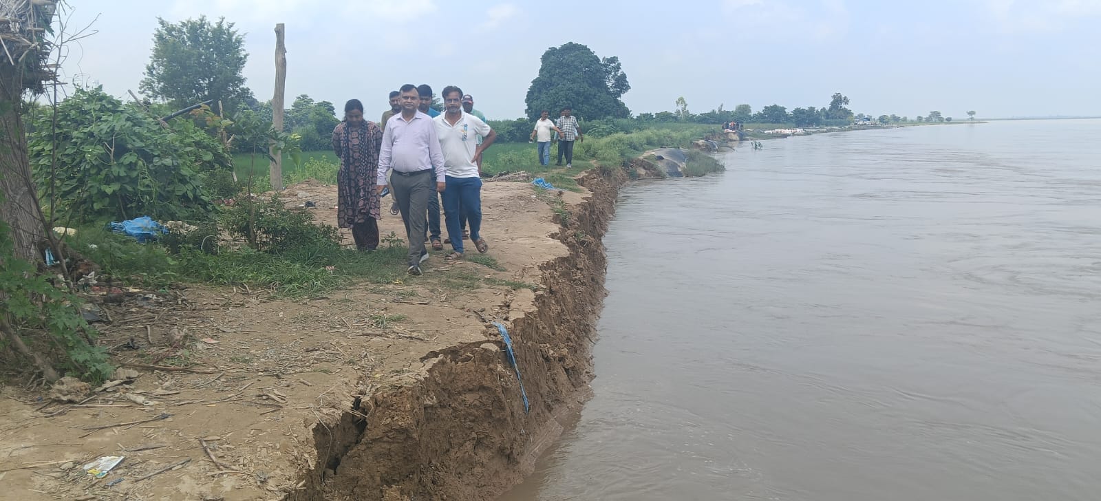 तिकुनिया मोहाना नदी किनारे सिंचाई विभाग । संवादद्वारा कटान रोकने को लेकर लगाई गई जिओ ट्यूब फटी तिकुनिया मोहाना नदी किनारे सिंचाई विभाग । संवादद्वारा कटान रोकने को लेकर लगाई गई जिओ ट्यूब फटी