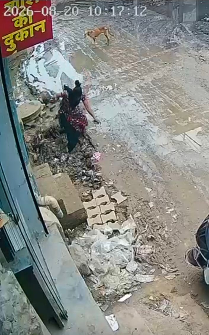 देवी मंदिर रोड पर बना कीचड़। संवाद