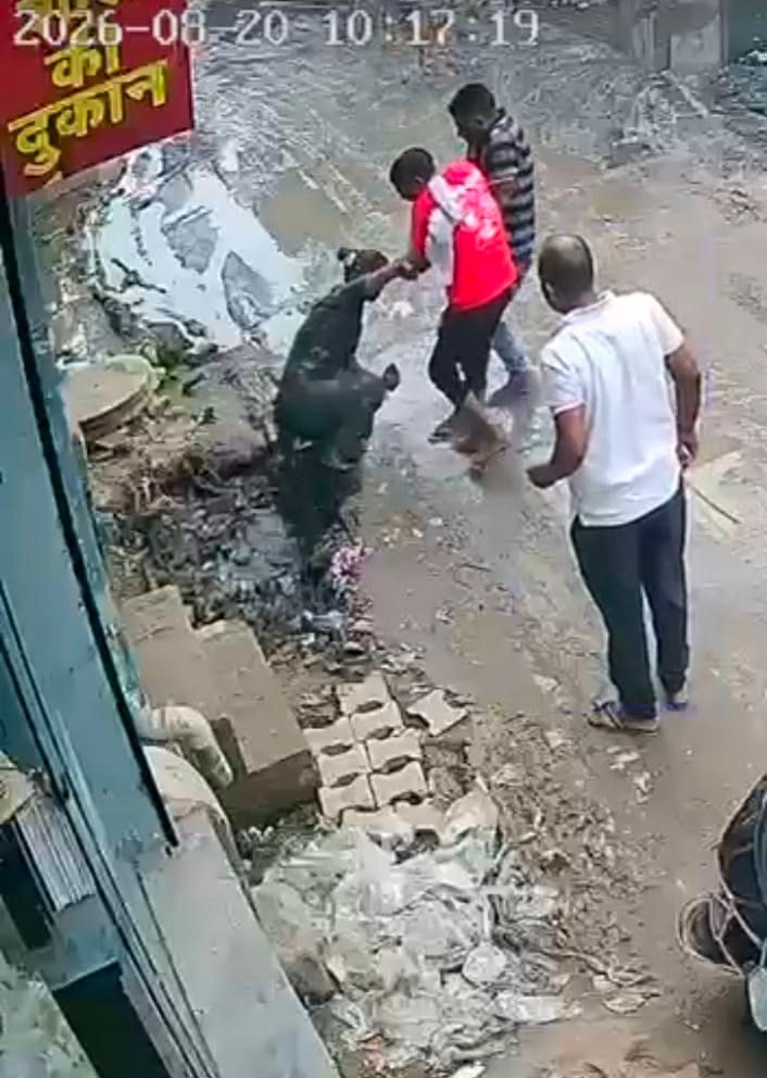 देवी मंदिर रोड पर बना कीचड़। संवाद