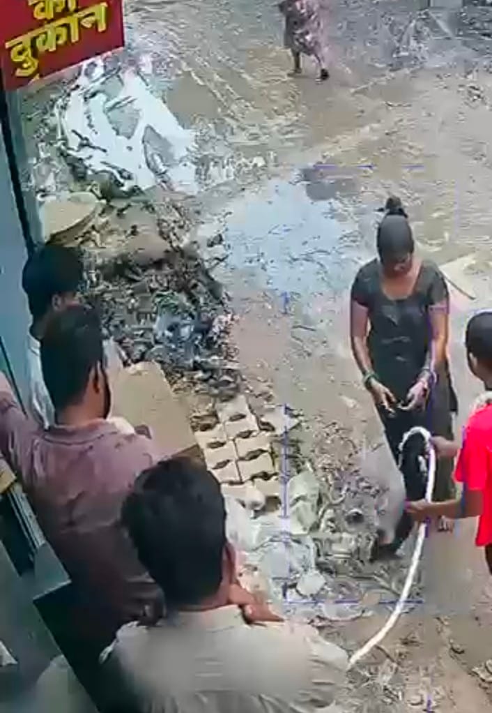 देवी मंदिर रोड पर बना कीचड़। संवाद