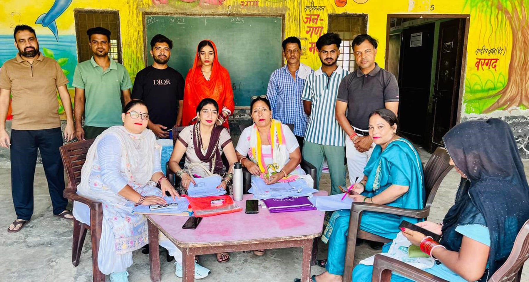दावे व आपत्तियां निपटाते मौजूद सुपरवाइजर और बीएलओ। विज्ञप्ति दावे व आपत्तियां निपटाते मौजूद सुपरवाइजर और बीएलओ। विज्ञप्ति
