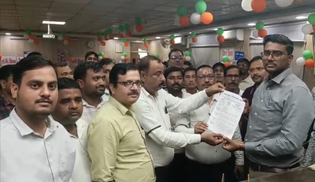 धौरहरा तहसील में धरना प्रदर्शन करते लेखपाल। संवाद
