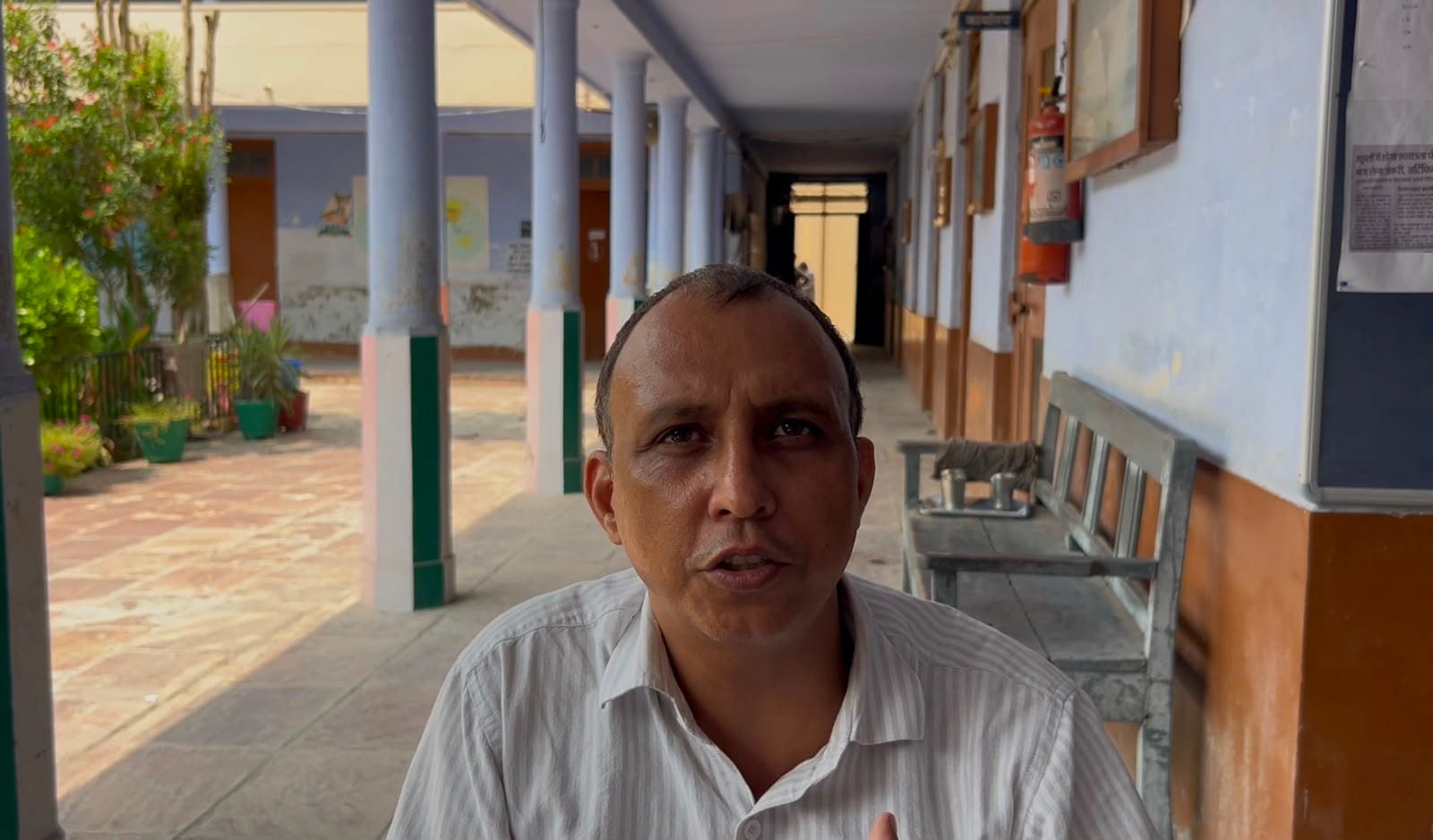 04-रोहतक शहर के वार्ड 19 में मतदान बूथ पर मतदाताओं के इंतजार पर में खाली बैठे बीएलओ। संवाद 04-रोहतक शहर के वार्ड 19 में मतदान बूथ पर मतदाताओं के इंतजार पर में खाली बैठे बीएलओ। संवाद