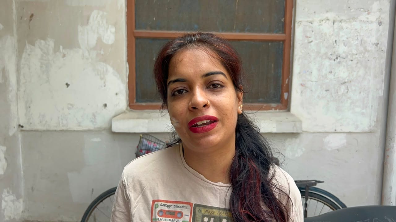 04-रोहतक शहर के वार्ड 19 में मतदान बूथ पर मतदाताओं के इंतजार पर में खाली बैठे बीएलओ। संवाद 04-रोहतक शहर के वार्ड 19 में मतदान बूथ पर मतदाताओं के इंतजार पर में खाली बैठे बीएलओ। संवाद
