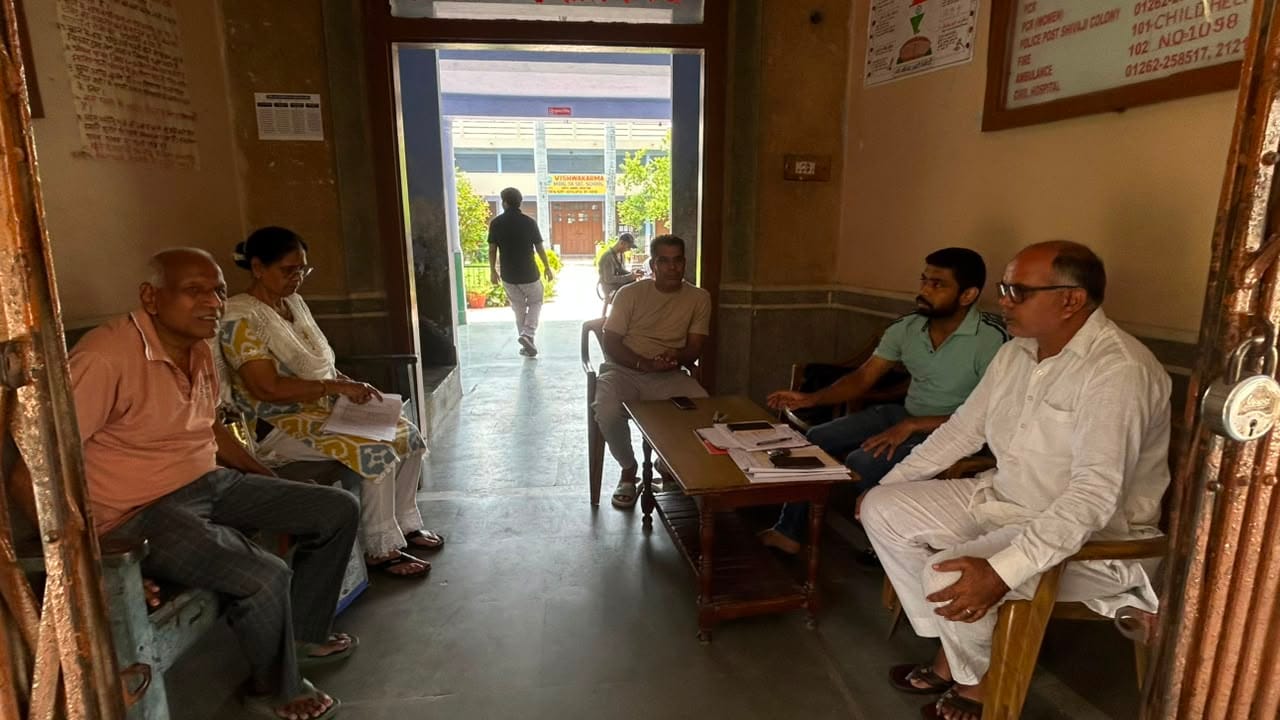 04-रोहतक शहर के वार्ड 19 में मतदान बूथ पर मतदाताओं के इंतजार पर में खाली बैठे बीएलओ। संवाद 04-रोहतक शहर के वार्ड 19 में मतदान बूथ पर मतदाताओं के इंतजार पर में खाली बैठे बीएलओ। संवाद