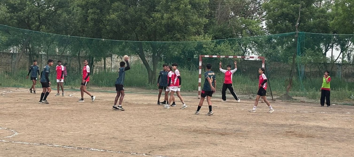 23जेएनडी33: खेल नर्सरी के मैदान में कोच के साथ मौजूद खिलाड़ी। संवाद 23जेएनडी33: खेल नर्सरी के मैदान में कोच के साथ मौजूद खिलाड़ी। संवाद