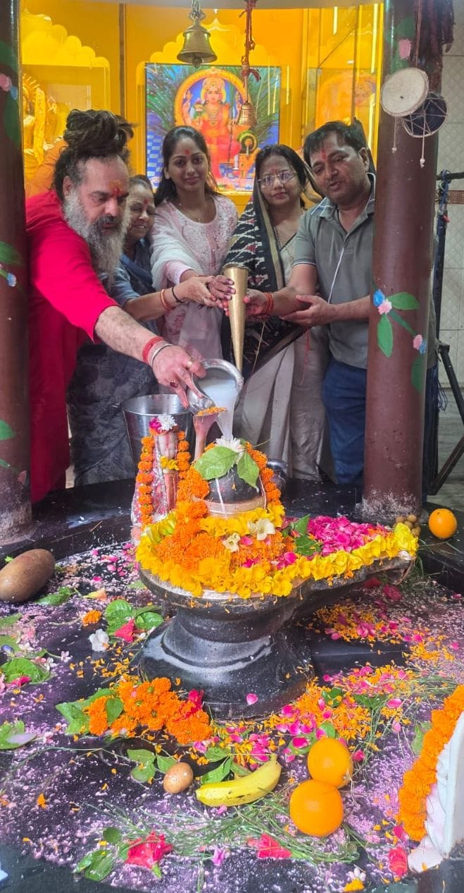 32-वैश्य कॉलेज रोड शिवालय में शिवलिंग पर जलाभिषेक करते श्रद्धालु। संवाद