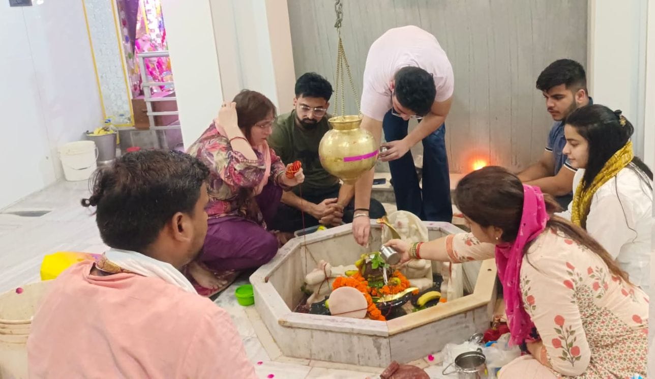 32-वैश्य कॉलेज रोड शिवालय में शिवलिंग पर जलाभिषेक करते श्रद्धालु। संवाद