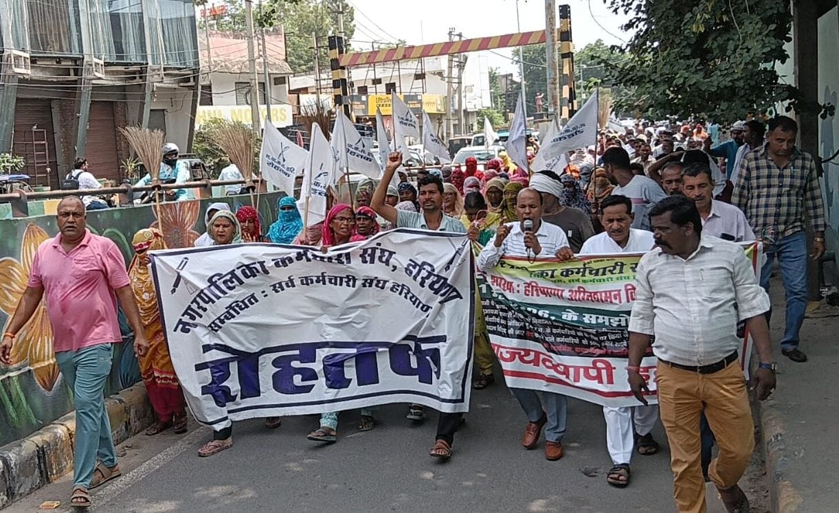 43-शहर के हुडा कांप्लेक्स में लगे गंदगी के ढेर के पास से मुंह पर हाथ रखकर गुजरता दुपहिया वाहन 