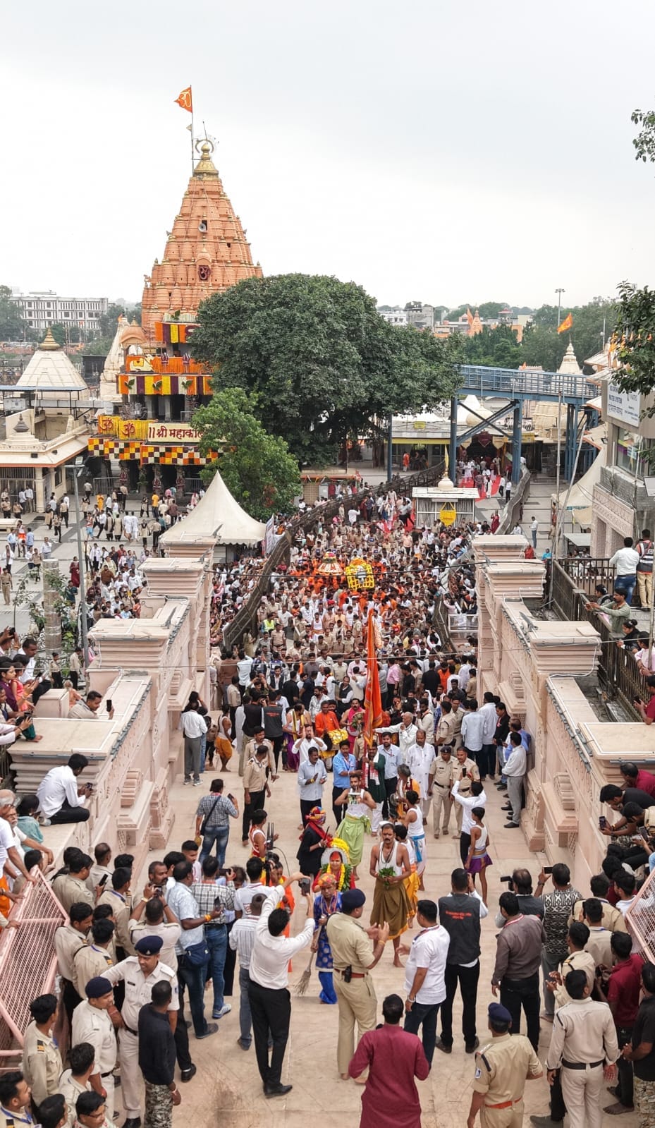 ऐसे भव्यता से निकली सवारी