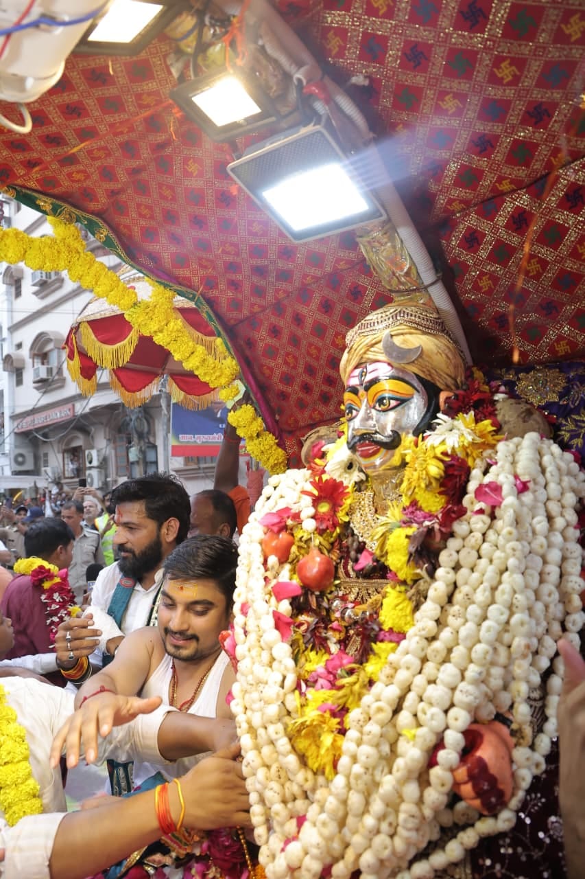ऐसे भव्यता से निकली सवारी