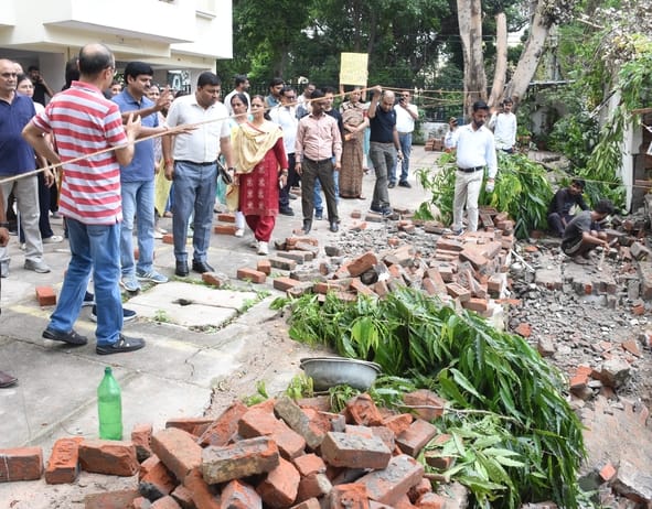 अपार्टमेंट की क्षतिग्रस्त दीवार और प्रदर्शन करते लोग। अपार्टमेंट की क्षतिग्रस्त दीवार और प्रदर्शन करते लोग।