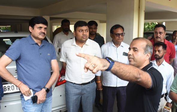 अपार्टमेंट की क्षतिग्रस्त दीवार और प्रदर्शन करते लोग। अपार्टमेंट की क्षतिग्रस्त दीवार और प्रदर्शन करते लोग।