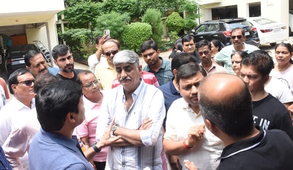 अपार्टमेंट की क्षतिग्रस्त दीवार और प्रदर्शन करते लोग। अपार्टमेंट की क्षतिग्रस्त दीवार और प्रदर्शन करते लोग।