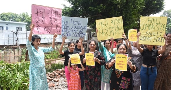 अपार्टमेंट की क्षतिग्रस्त दीवार और प्रदर्शन करते लोग। अपार्टमेंट की क्षतिग्रस्त दीवार और प्रदर्शन करते लोग।