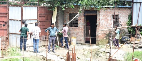 अपार्टमेंट की क्षतिग्रस्त दीवार और प्रदर्शन करते लोग। अपार्टमेंट की क्षतिग्रस्त दीवार और प्रदर्शन करते लोग।