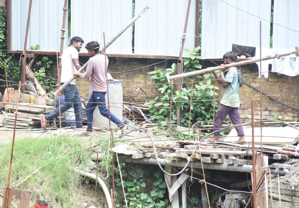 अपार्टमेंट की क्षतिग्रस्त दीवार और प्रदर्शन करते लोग। अपार्टमेंट की क्षतिग्रस्त दीवार और प्रदर्शन करते लोग।