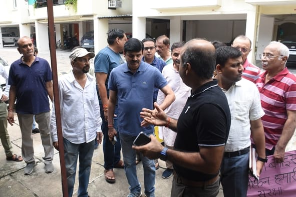 अपार्टमेंट की क्षतिग्रस्त दीवार और प्रदर्शन करते लोग। अपार्टमेंट की क्षतिग्रस्त दीवार और प्रदर्शन करते लोग।