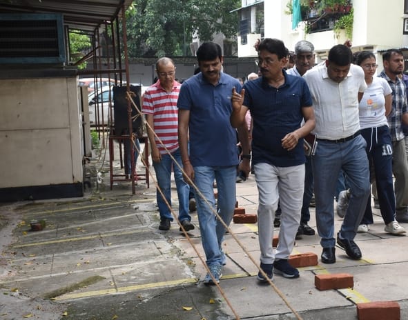 अपार्टमेंट की क्षतिग्रस्त दीवार और प्रदर्शन करते लोग। अपार्टमेंट की क्षतिग्रस्त दीवार और प्रदर्शन करते लोग।