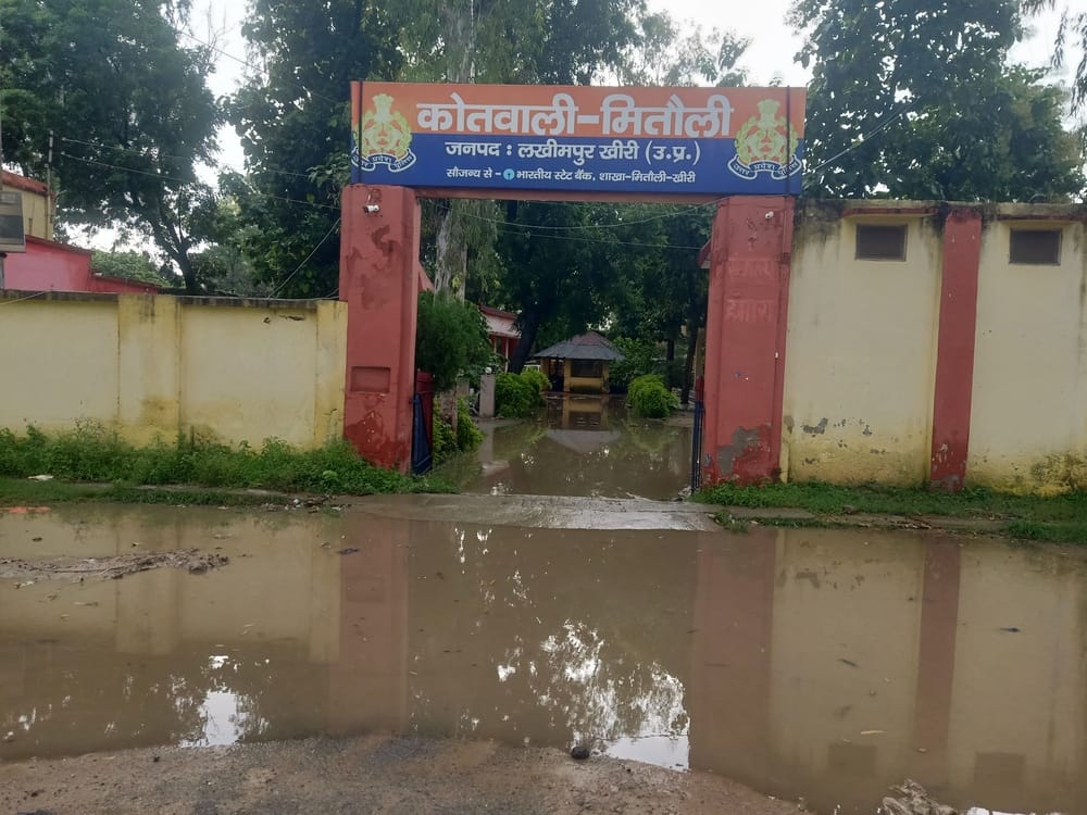 अराजकतत्वों द्वारा काटा गया तमोलिनपुरवा बंधा। स्रोत : ग्रामीण अराजकतत्वों द्वारा काटा गया तमोलिनपुरवा बंधा। स्रोत : ग्रामीण