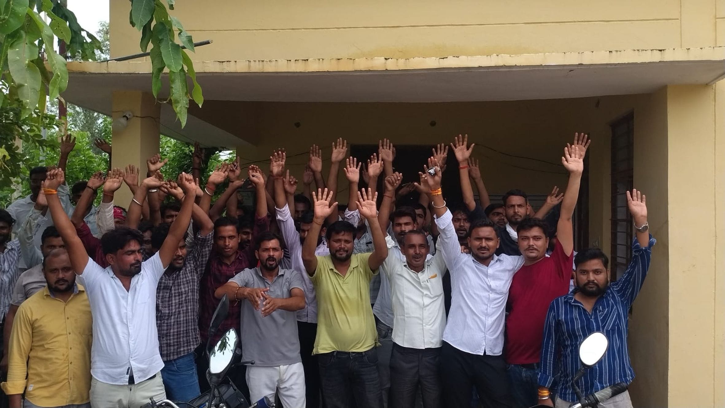 बछरावां क्षेत्र के विशुनपुर उपकेंद्र का घेराव करते उपभोक्ताओं और पुलिस के बीच होती बहस। बछरावां क्षेत्र के विशुनपुर उपकेंद्र का घेराव करते उपभोक्ताओं और पुलिस के बीच होती बहस।