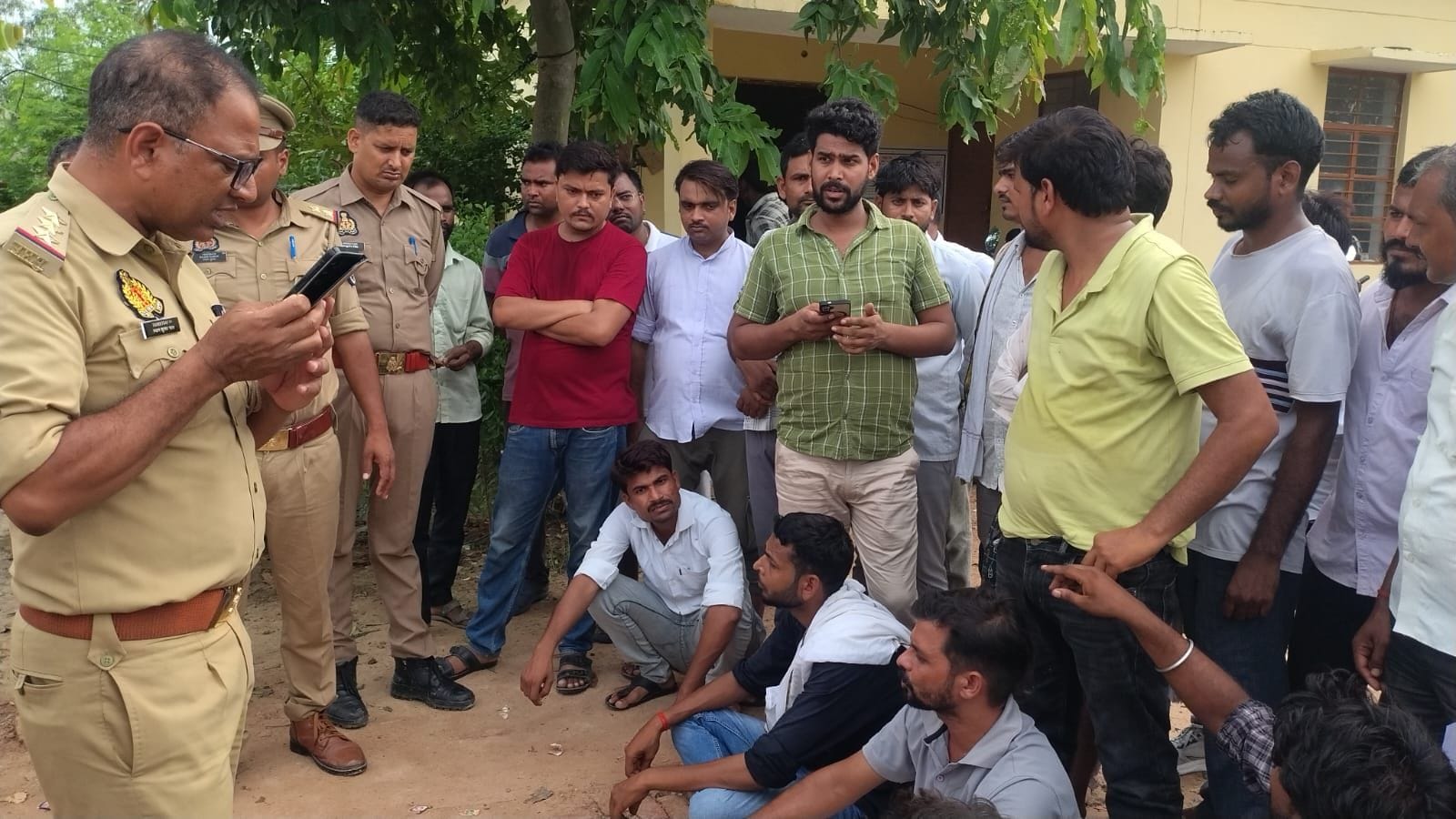बछरावां क्षेत्र के विशुनपुर उपकेंद्र का घेराव करते उपभोक्ताओं और पुलिस के बीच होती बहस। बछरावां क्षेत्र के विशुनपुर उपकेंद्र का घेराव करते उपभोक्ताओं और पुलिस के बीच होती बहस।