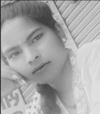 बीजपुर थाने पर मौजूद परिजन और मृतिका खुशबू की फाइल फोटो। बीजपुर थाने पर मौजूद परिजन और मृतिका खुशबू की फाइल फोटो।