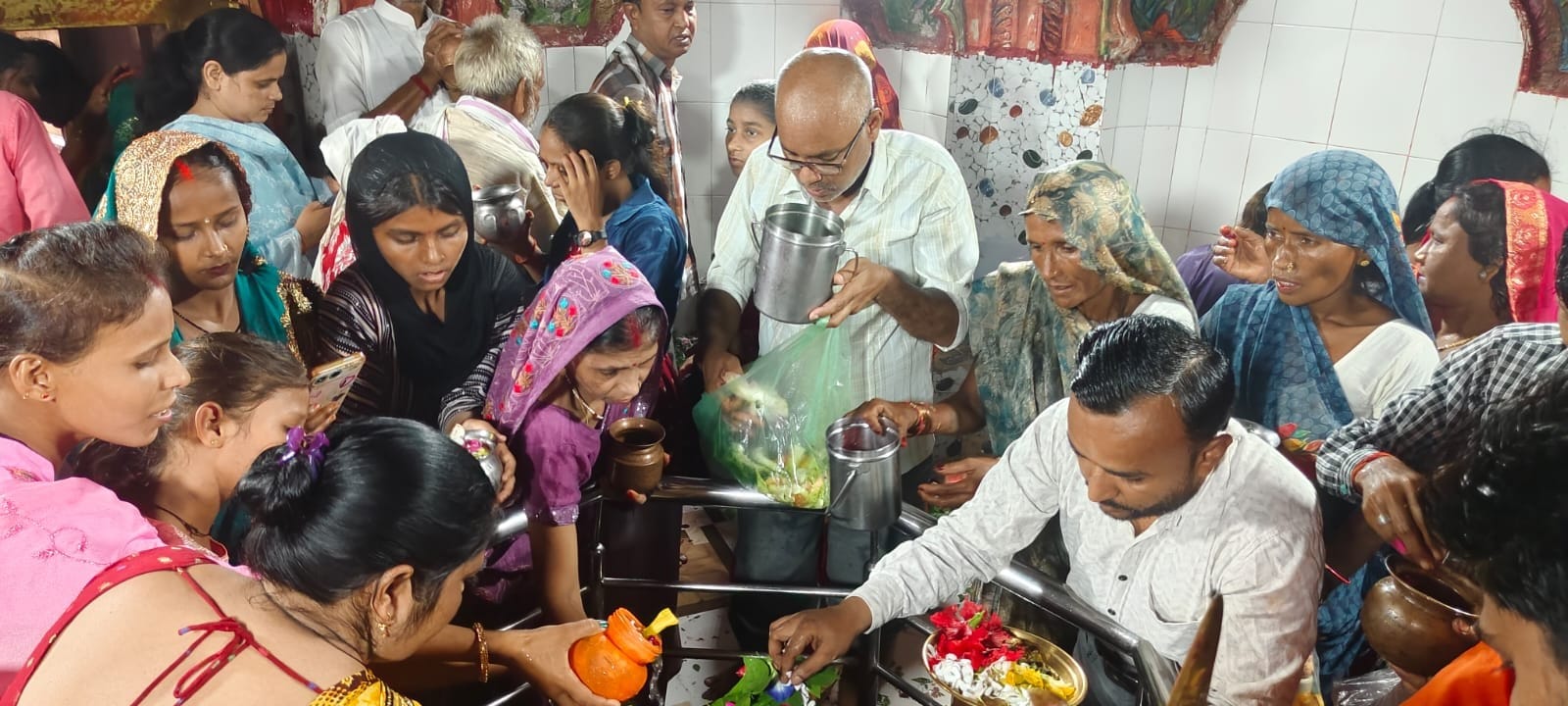 बलरामपुर के झारखंडी मंदिर में हवन-पूजन करते श्रद्धालु। बलरामपुर के झारखंडी मंदिर में हवन-पूजन करते श्रद्धालु।