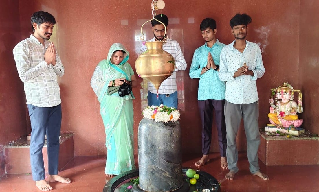 बलरामपुर के झारखंडी मंदिर में हवन-पूजन करते श्रद्धालु। बलरामपुर के झारखंडी मंदिर में हवन-पूजन करते श्रद्धालु।