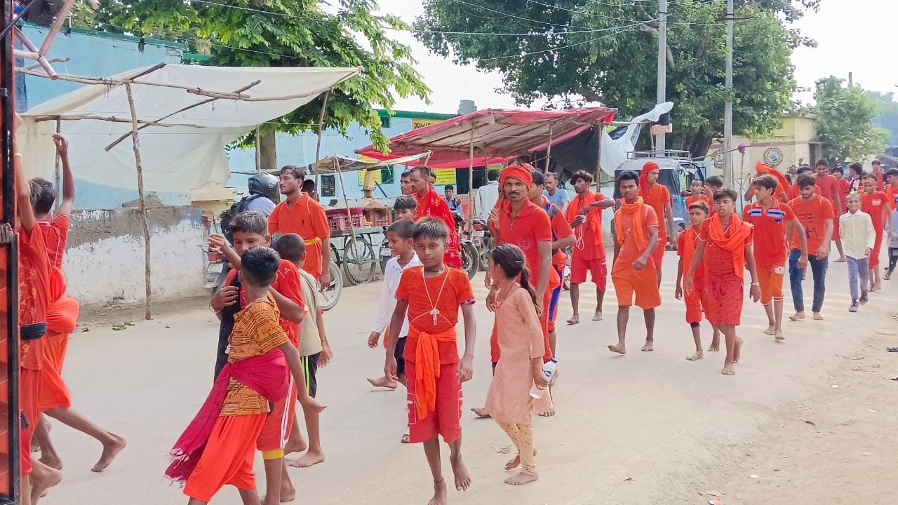 बलरामपुर के झारखंडी मंदिर में हवन-पूजन करते श्रद्धालु। बलरामपुर के झारखंडी मंदिर में हवन-पूजन करते श्रद्धालु।