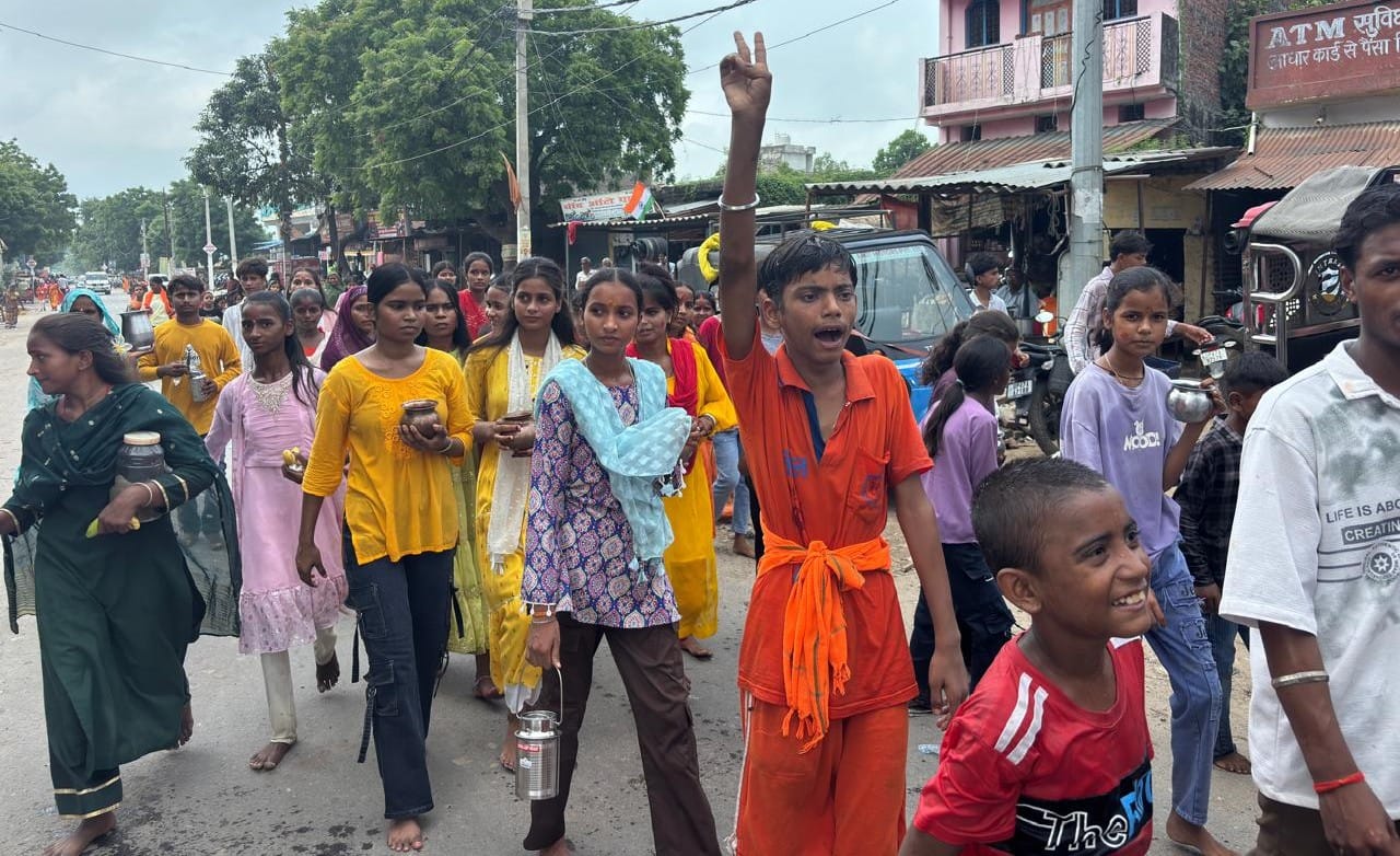 बलरामपुर के झारखंडी मंदिर में हवन-पूजन करते श्रद्धालु। बलरामपुर के झारखंडी मंदिर में हवन-पूजन करते श्रद्धालु।