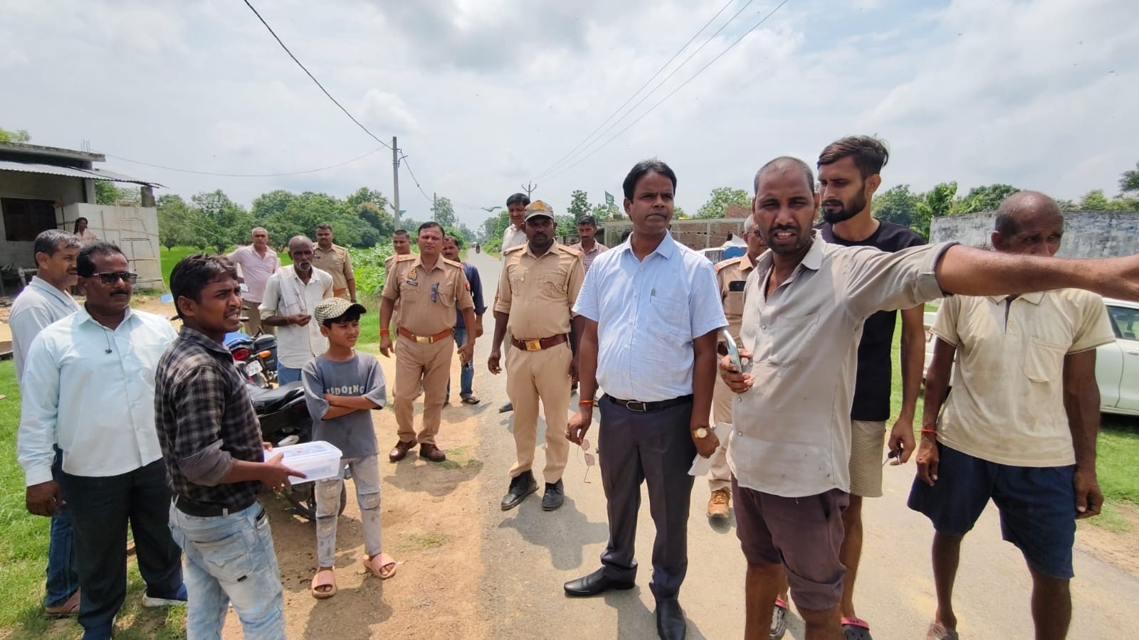 बलरामपुर में पचपेड़वा में घटना की जानकारी देता पीड़ित । बलरामपुर में पचपेड़वा में घटना की जानकारी देता पीड़ित ।