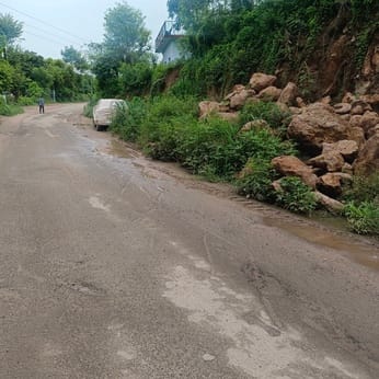बैरी-नवगांव सड़क पर पड़े गड्ढे। संवाद