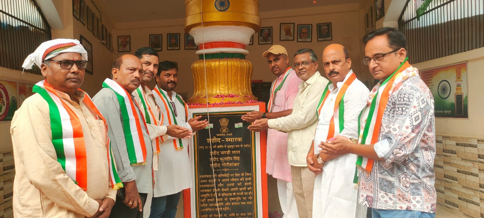 चितबड़गांव कस्बा स्थित शहीद वृंदावन तिवारी स्मारक परिसर में आयोजित अगस्त क्रांति के शहीदों की चितबड़गांव कस्बा स्थित शहीद वृंदावन तिवारी स्मारक परिसर में आयोजित अगस्त क्रांति के शहीदों की