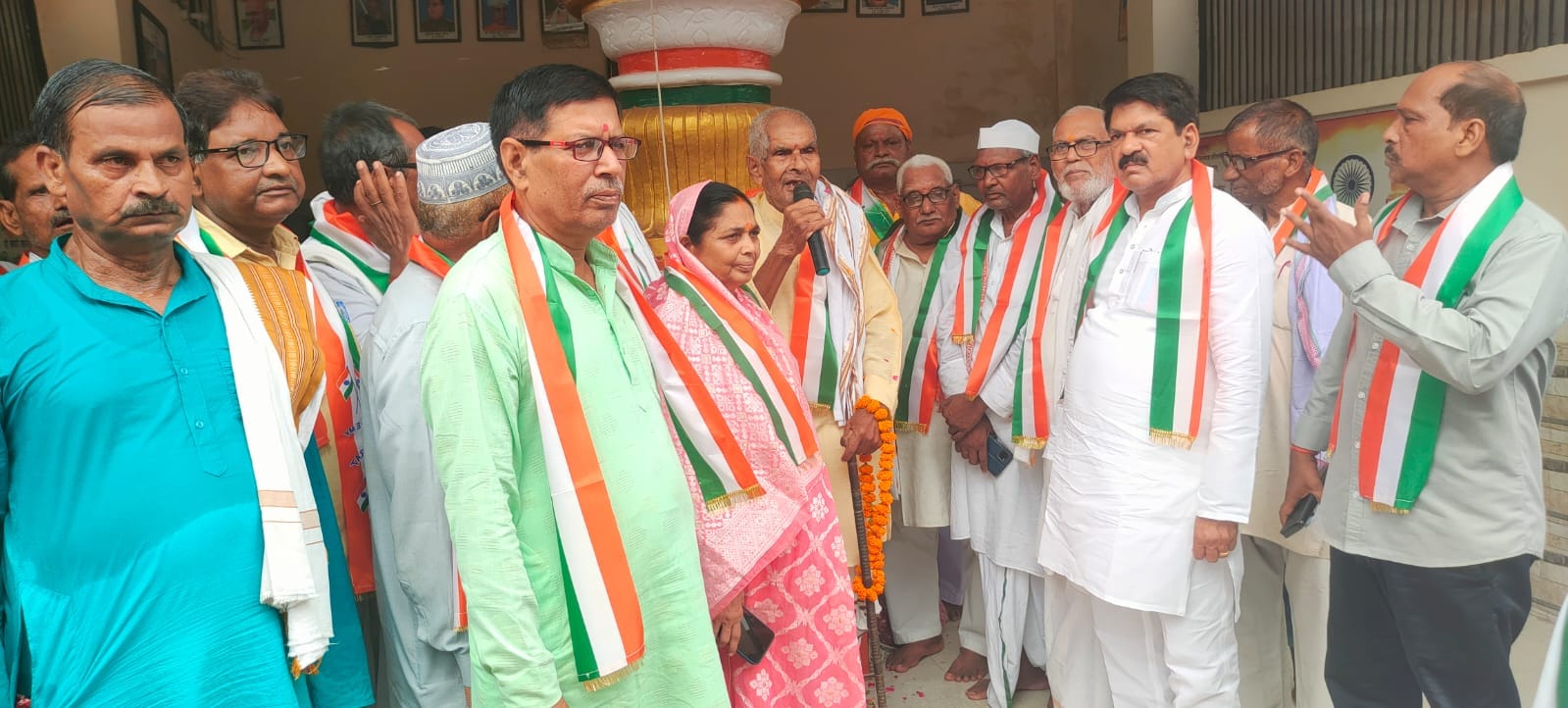 चितबड़गांव कस्बा स्थित शहीद वृंदावन तिवारी स्मारक परिसर में आयोजित अगस्त क्रांति के शहीदों की चितबड़गांव कस्बा स्थित शहीद वृंदावन तिवारी स्मारक परिसर में आयोजित अगस्त क्रांति के शहीदों की
