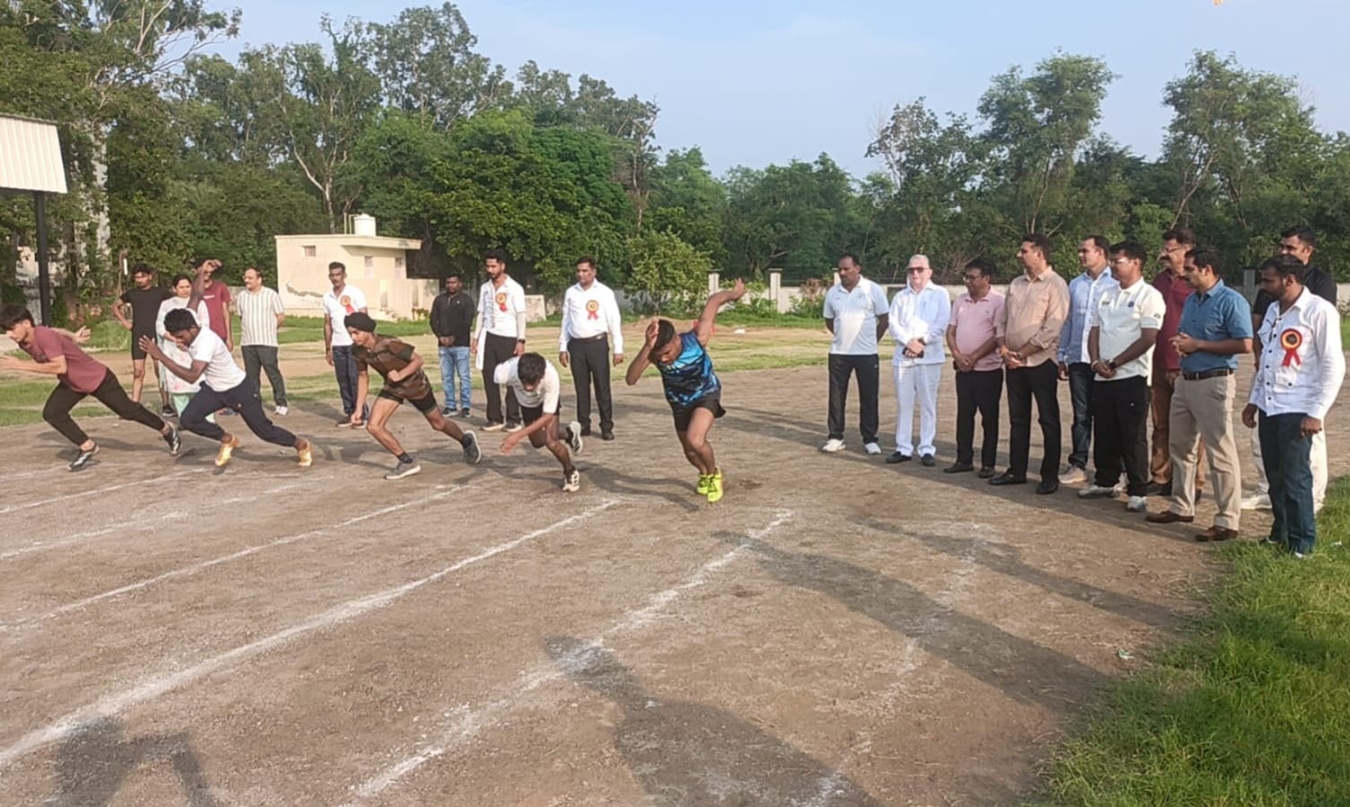 एथलीट मीट के दौरान विजेता खिलाड़ियों को सम्मानित करते हुए अंबाला के पुलिस अधीक्षक अजीत सिंह शे एथलीट मीट के दौरान विजेता खिलाड़ियों को सम्मानित करते हुए अंबाला के पुलिस अधीक्षक अजीत सिंह शे